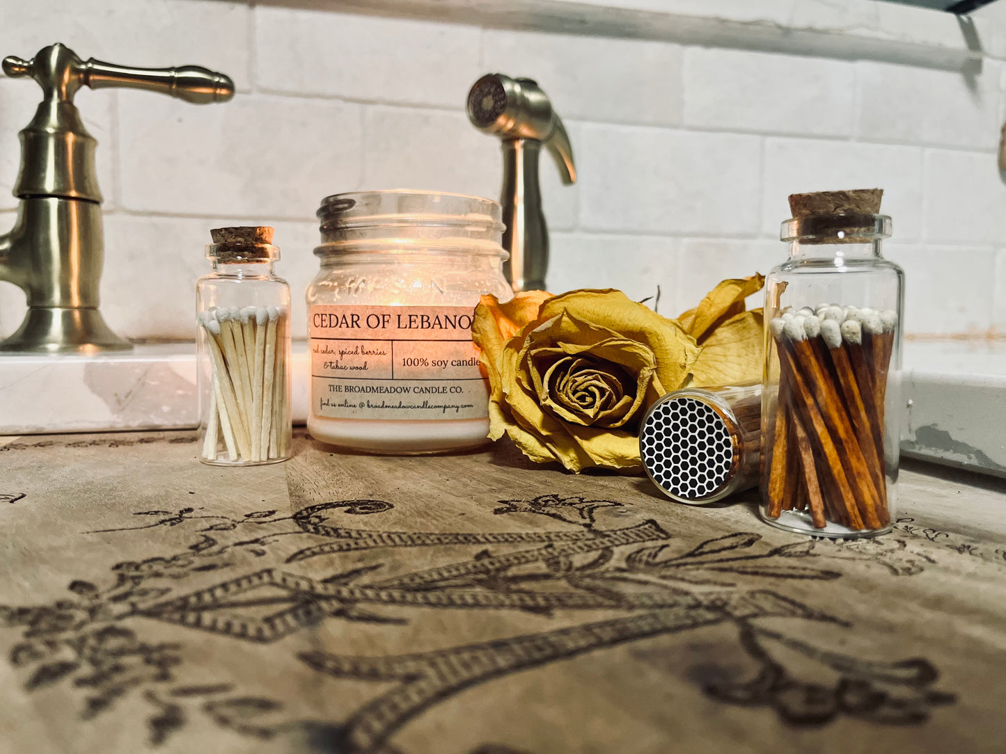 White or Cinnamon Matches in Medium Corked Vial